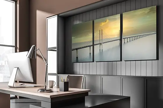Aluminium wanddecoratie in een kantoorinterieur