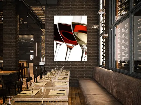 Glazen wanddecoratie in een horeca-interieur