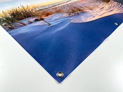 Tuinposter met metalen ringen in de hoeken