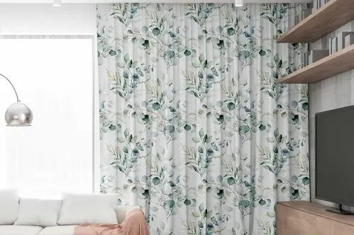 Lichtdoorlatende gordijnen met print in een woonkamer