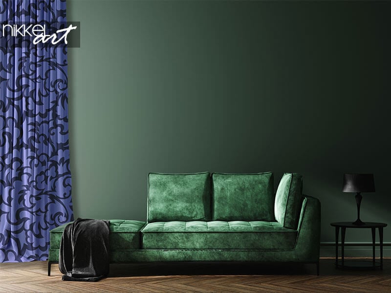 Blauwe gordijnen met ornamentprint naast een groene velours bank