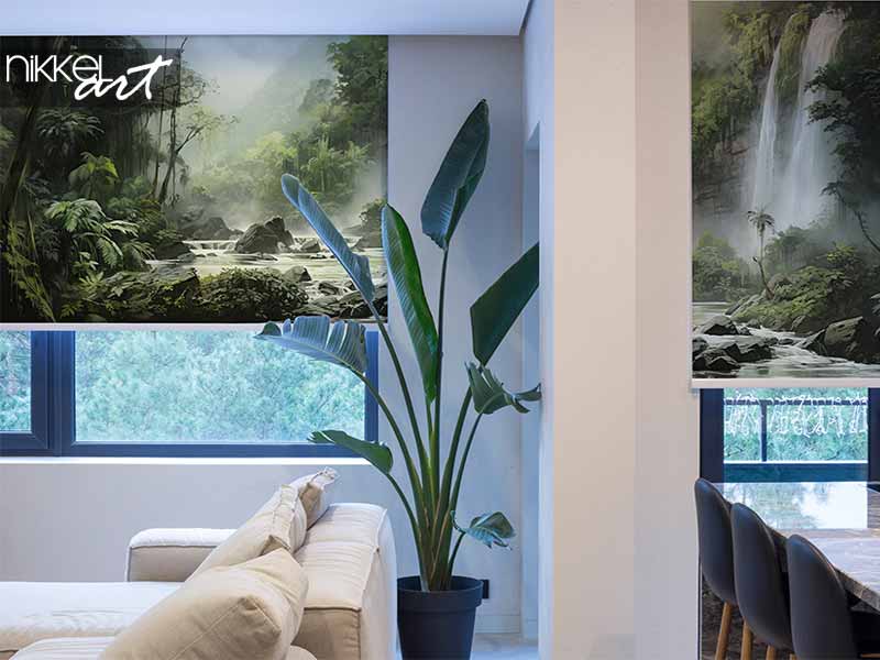 Twee rolgordijnen met jungleprint half neergelaten in een woonkamer