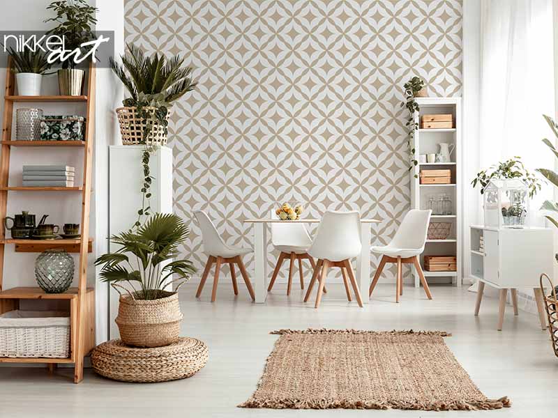 Behang met licht geometrisch patroon in een kleine, witte eetkamer