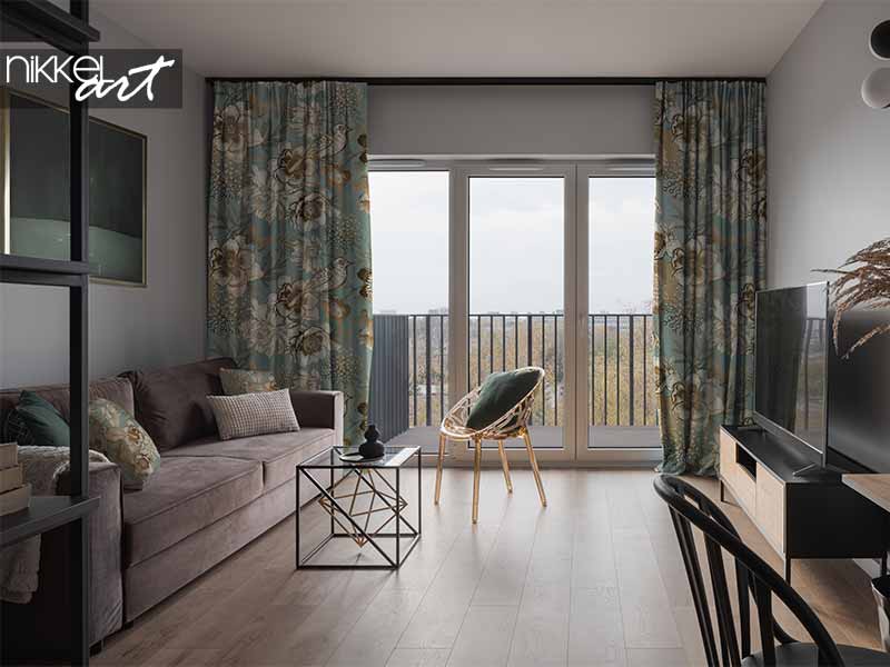 Saliegroene gordijnen met groot bloemenmotief in een woonkamer met balkondeuren