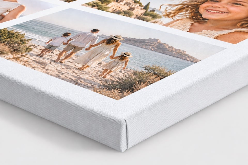 Hoek van een fotocollage op canvas met zichtbare doekstructuur, witte zijkant en omgeslagen doek