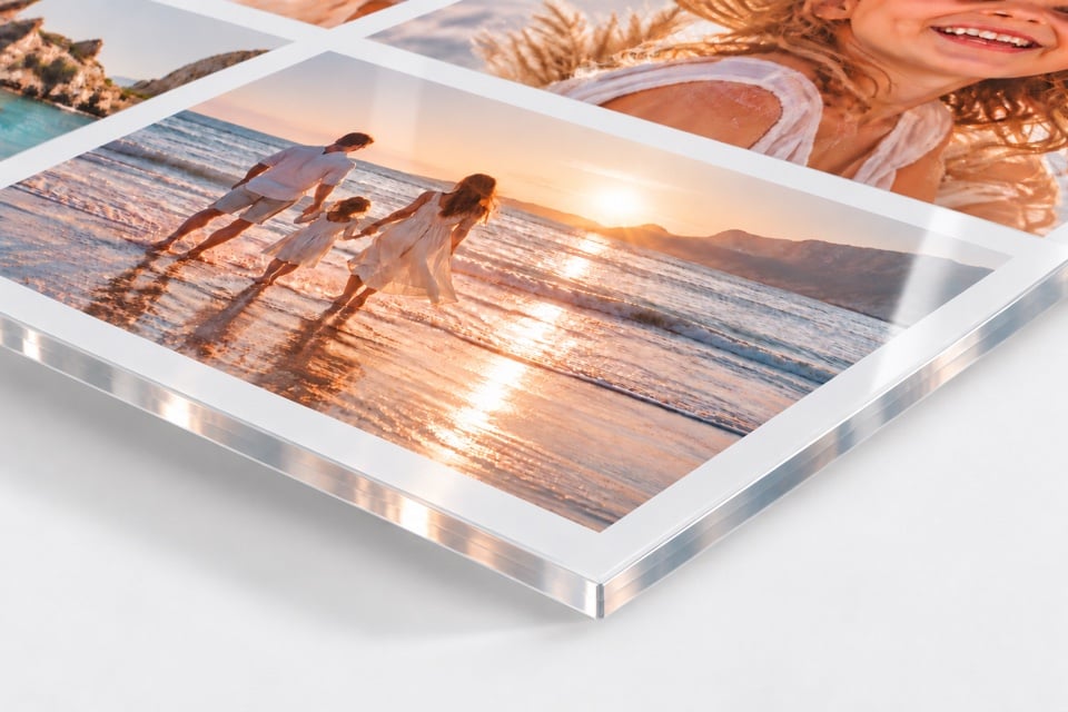 Hoek van een fotocollage die door een transparante plexiglasplaat met gelijkmatige witte rand zichtbaar is