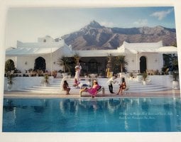 Plexiglas schilderij Zwembadscène bij witte villa met bergen