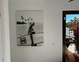 Plexiglas schilderij Vrouw met surfplank op het strand
