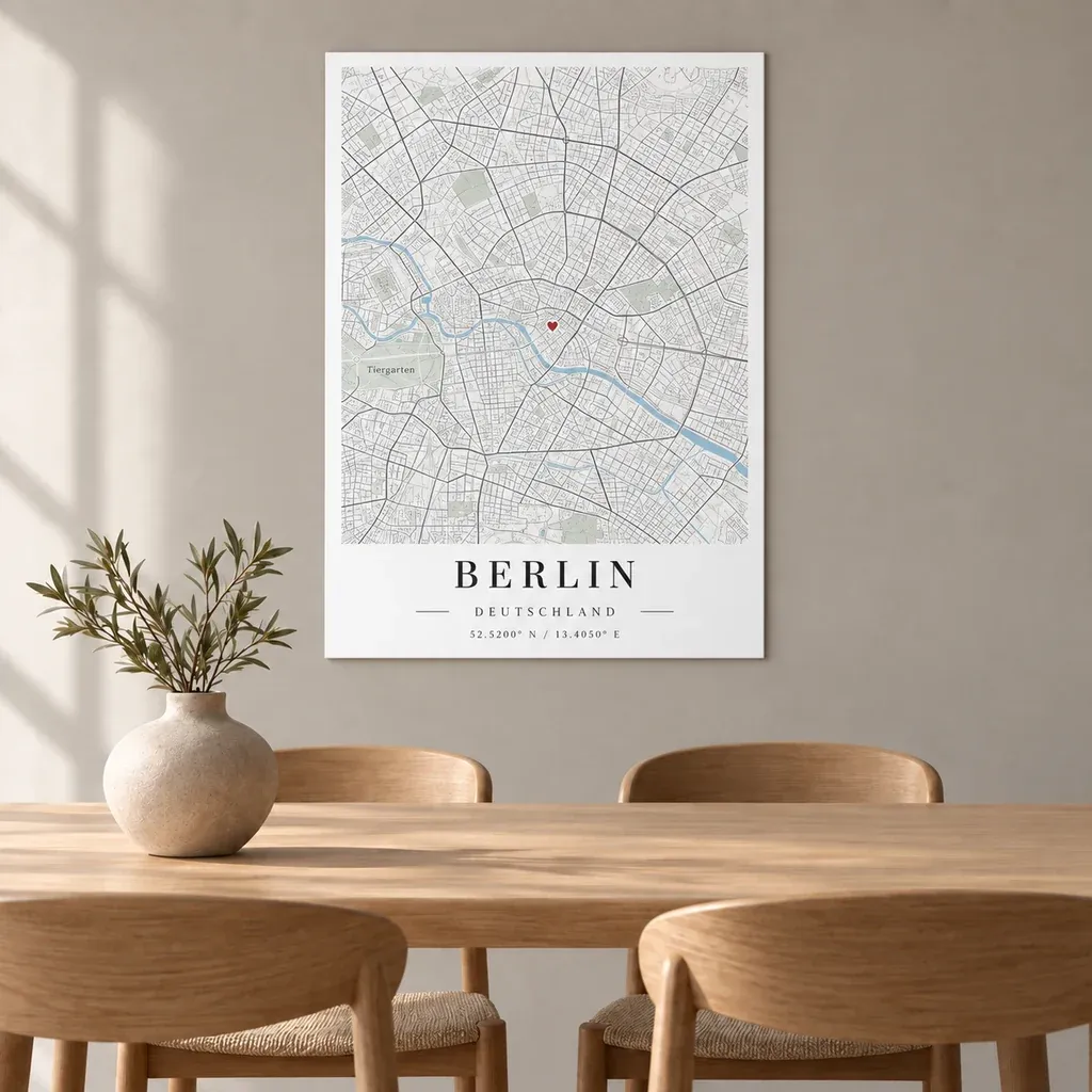 Interieurvisualisatie van Kaartposter van Berlijn op aluminium in een rustige eetkamer