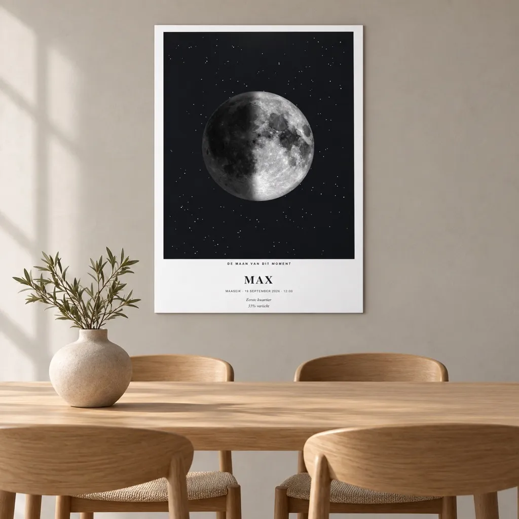 Interieurvisualisatie van Maanposter met naam Max en fase eerste kwartier op aluminium in een stijlvolle eetkamer