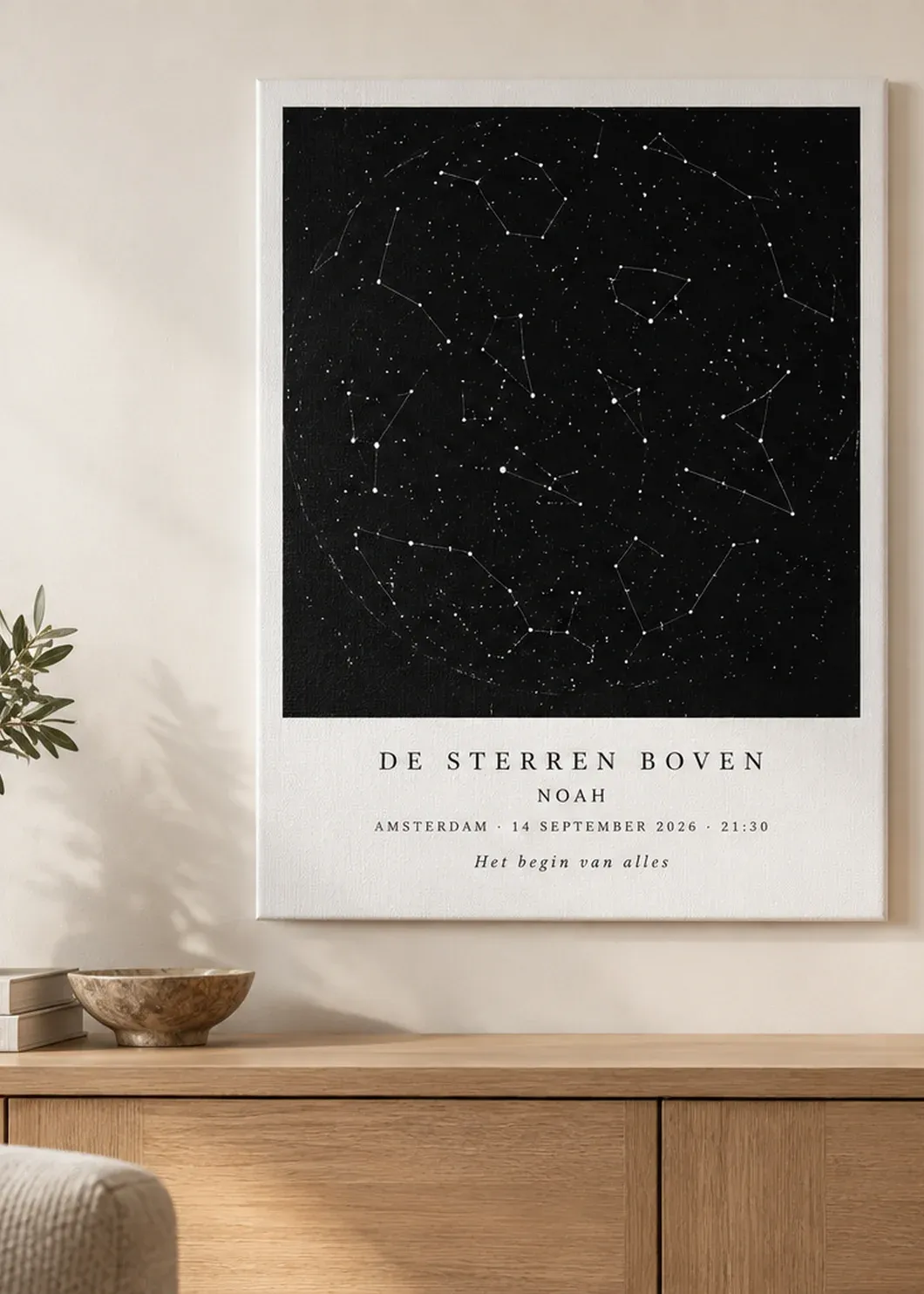 Interieurvisualisatie van Zwarte rechthoekige sterrenposter op canvas in een warm interieur